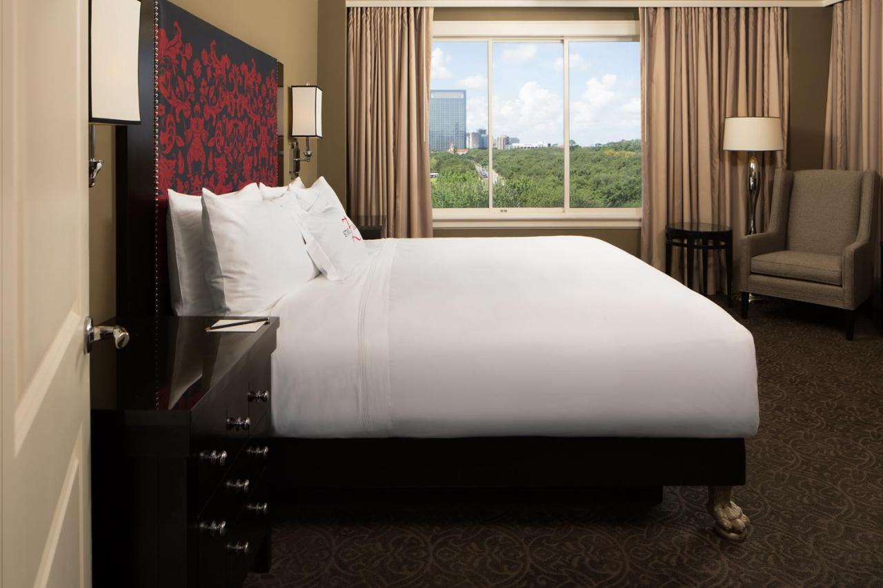 Petite King at Hotel Zaza Houston Museum District