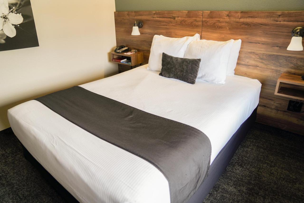 Queen Room at Hotel Ruby Ponderay/Sandpoint