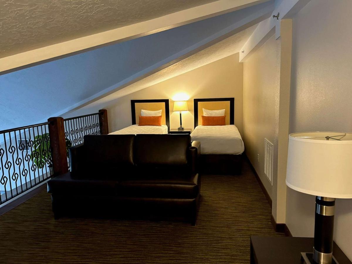 | Best Western Plus Landmark Hotel