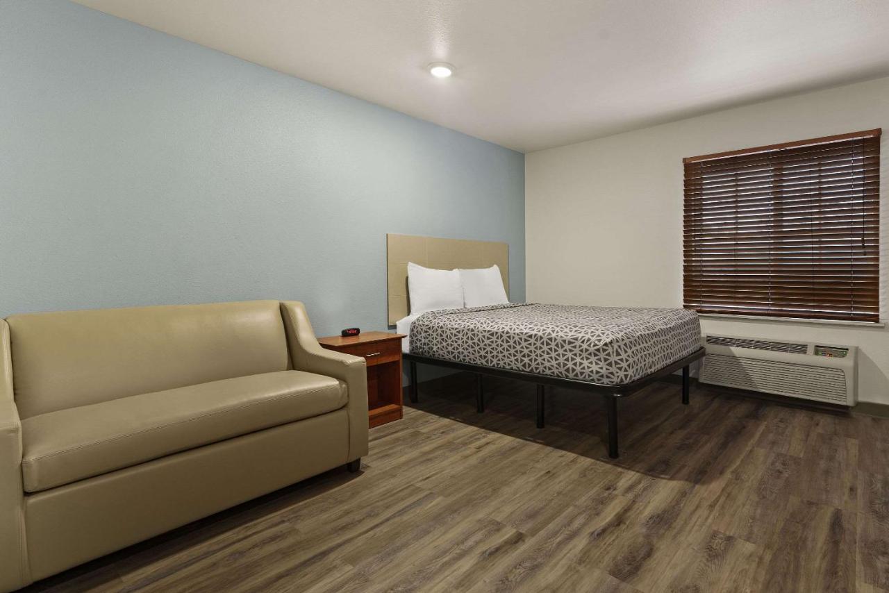 Queen Suite with Tub - Disability Access/Non Smoking at WoodSpring Suites Greenville Central I-85