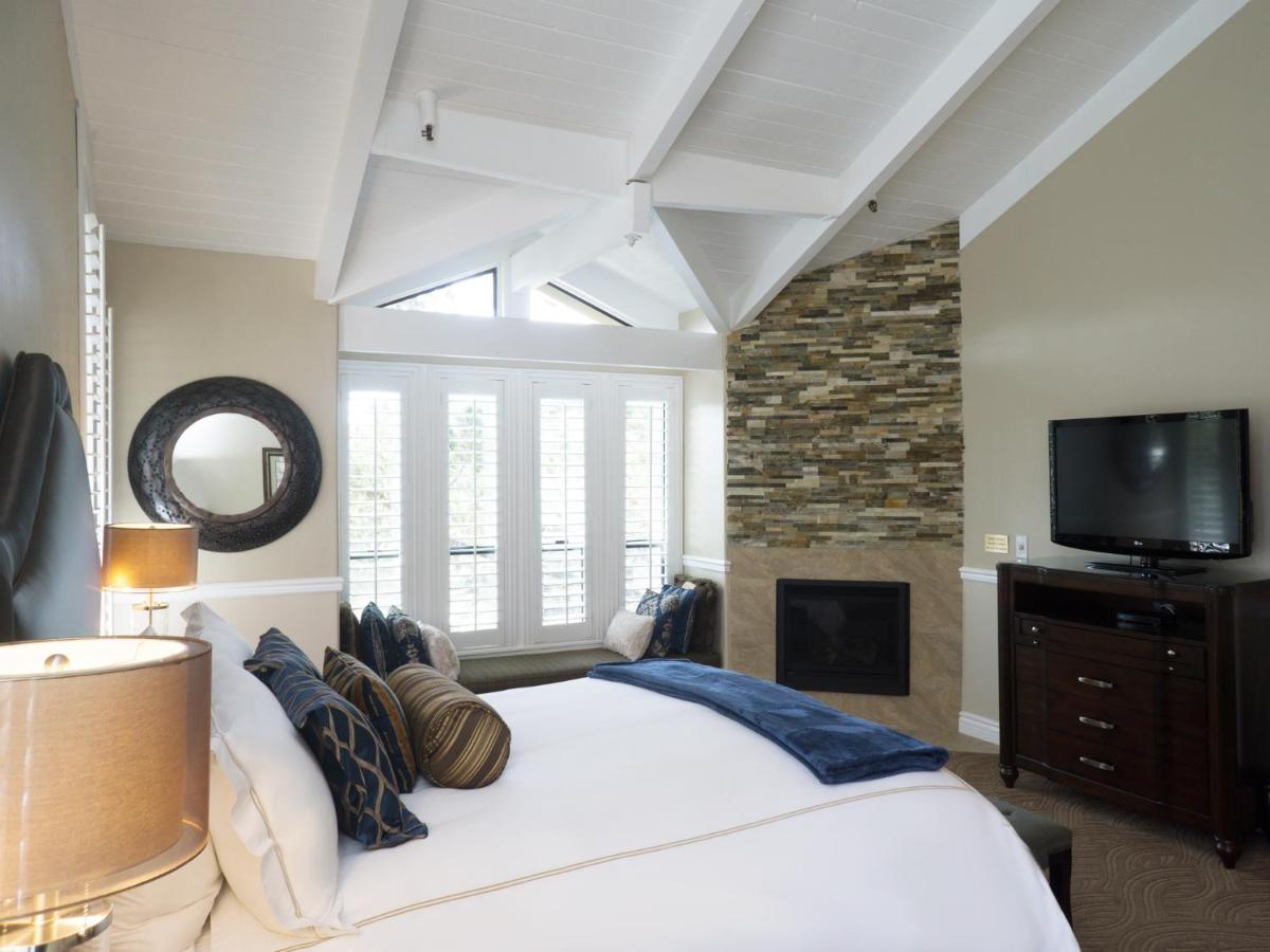 | Carriage House Inn