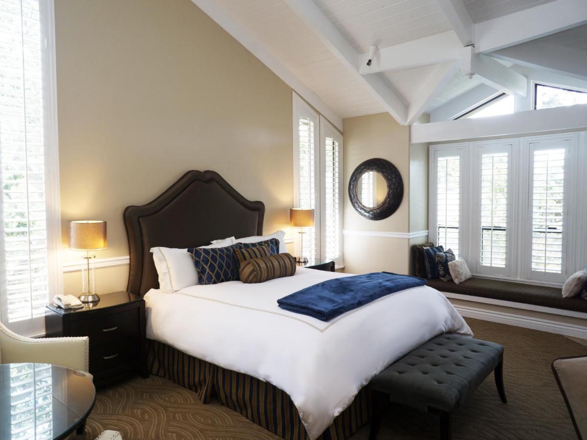 | Carriage House Inn