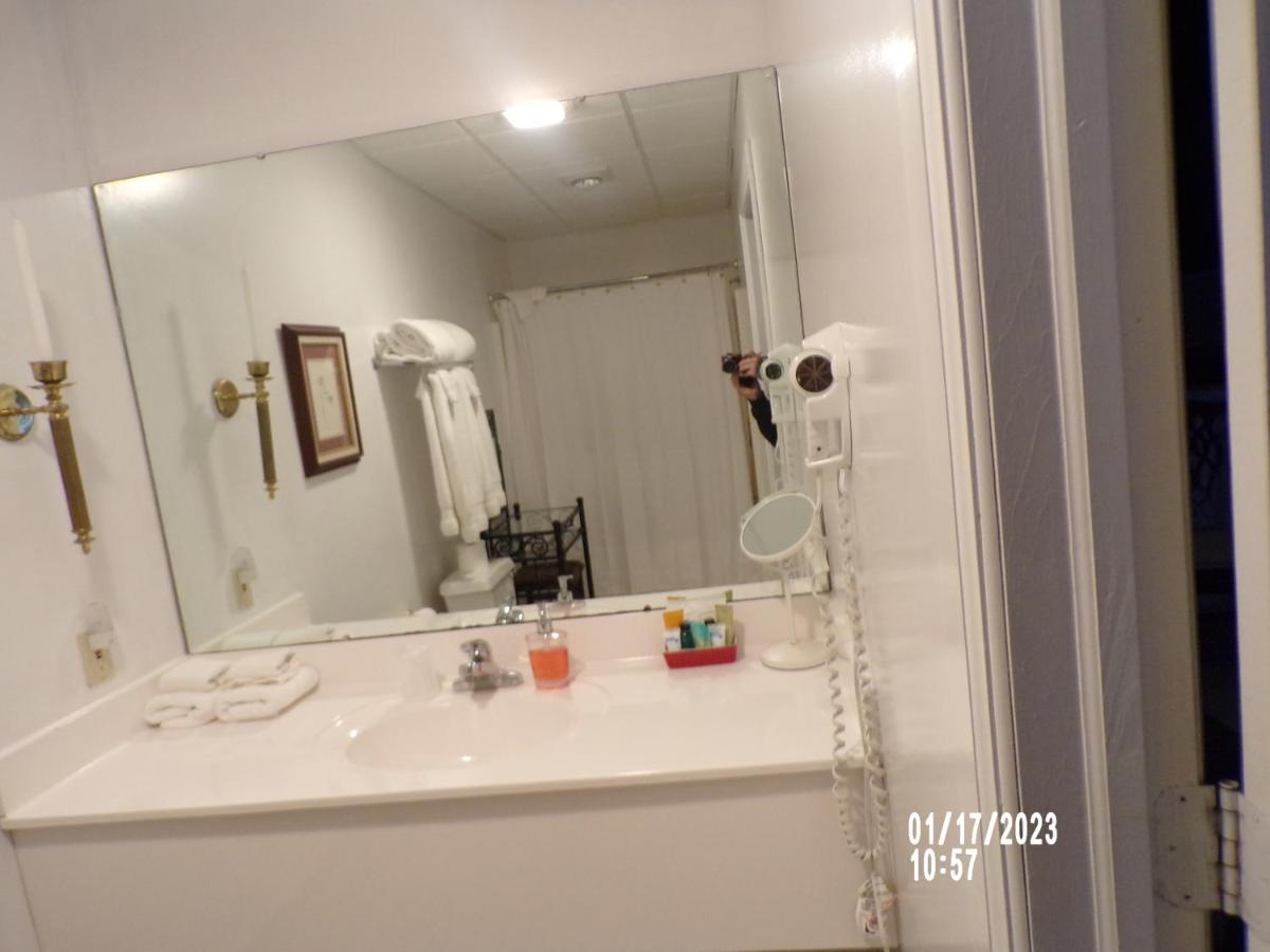 | Longhouse Manor B&B