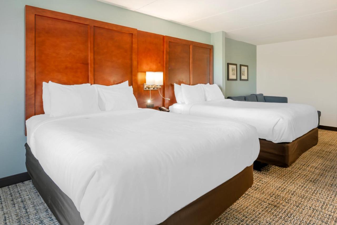 Queen Suite with Two Queen Beds at Surf and Sand, BW Signature Collection