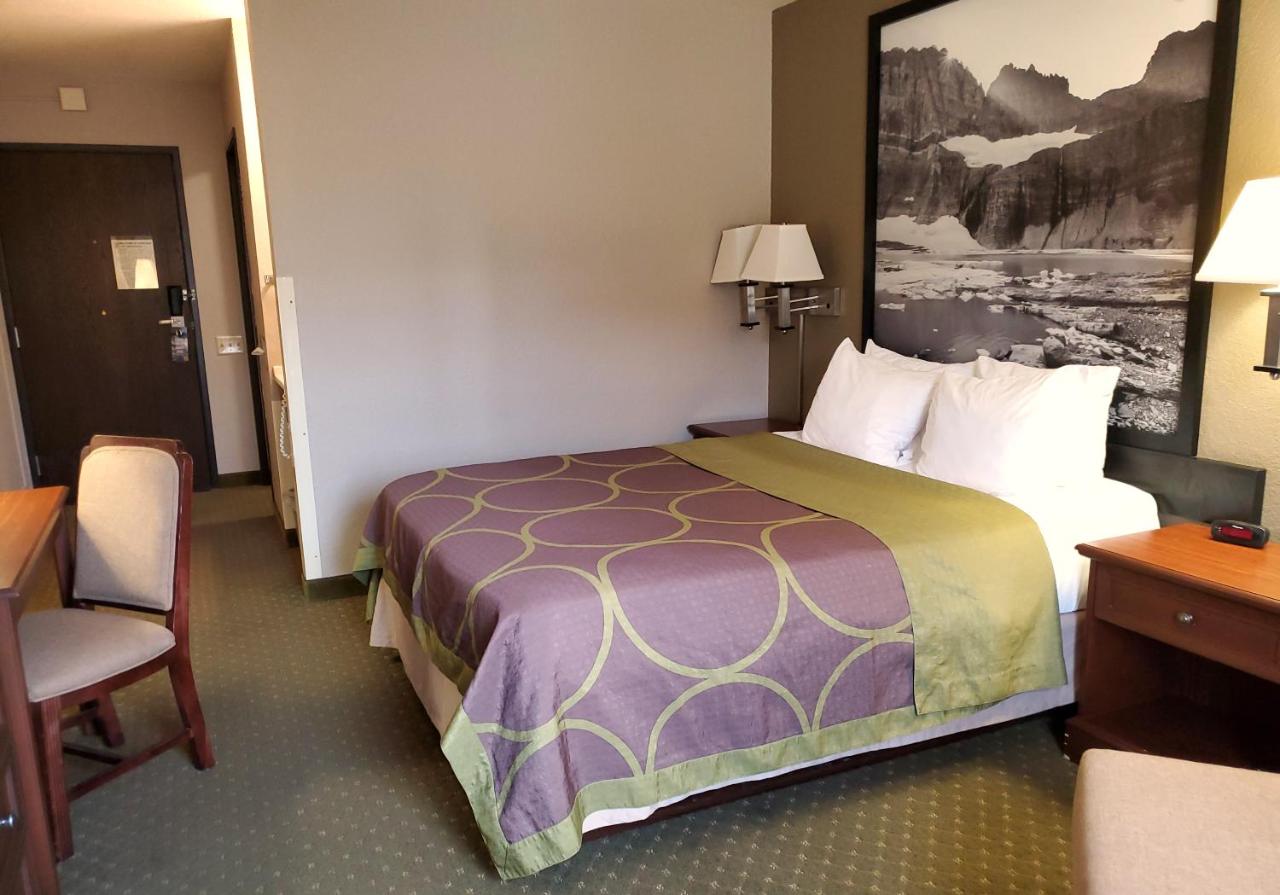 Queen Room - Non-Smoking at Super 8 by Wyndham Kalispell Glacier National Park