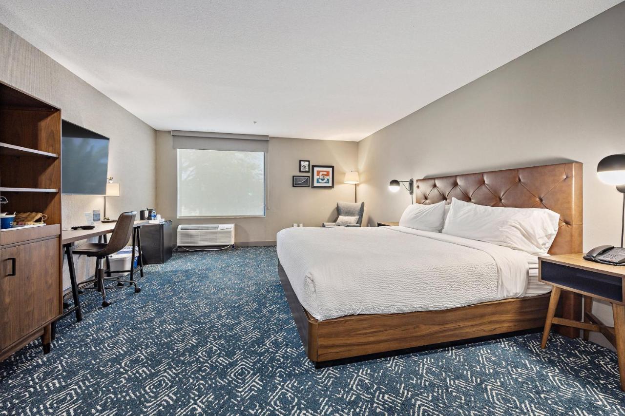 Business Room, Guest room, 1 King at Four Points by Sheraton Jacksonville Baymeadows