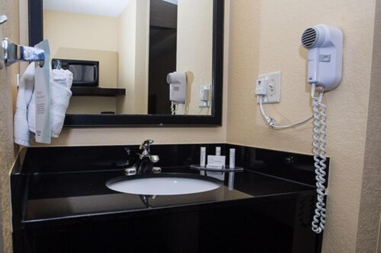 | Fairfield Inn & Suites by Marriott Boston Milford