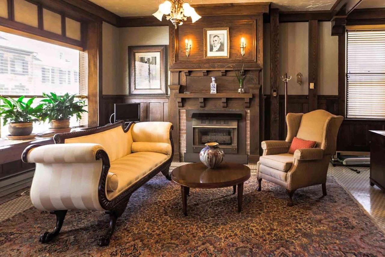 | James Buchanan Hotel