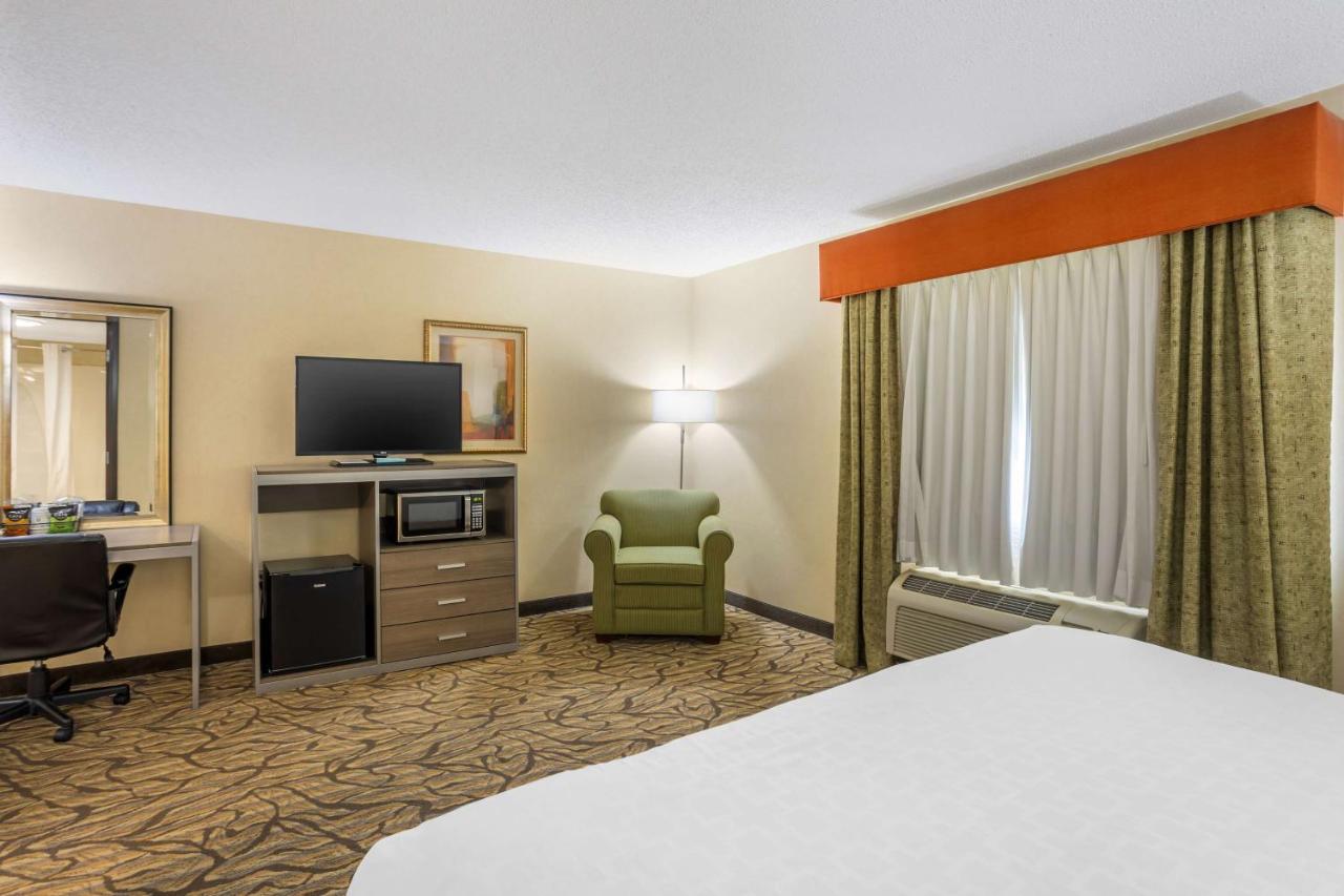 King Room with Spa Bath - Non-Smoking at Best Western Danville Inn