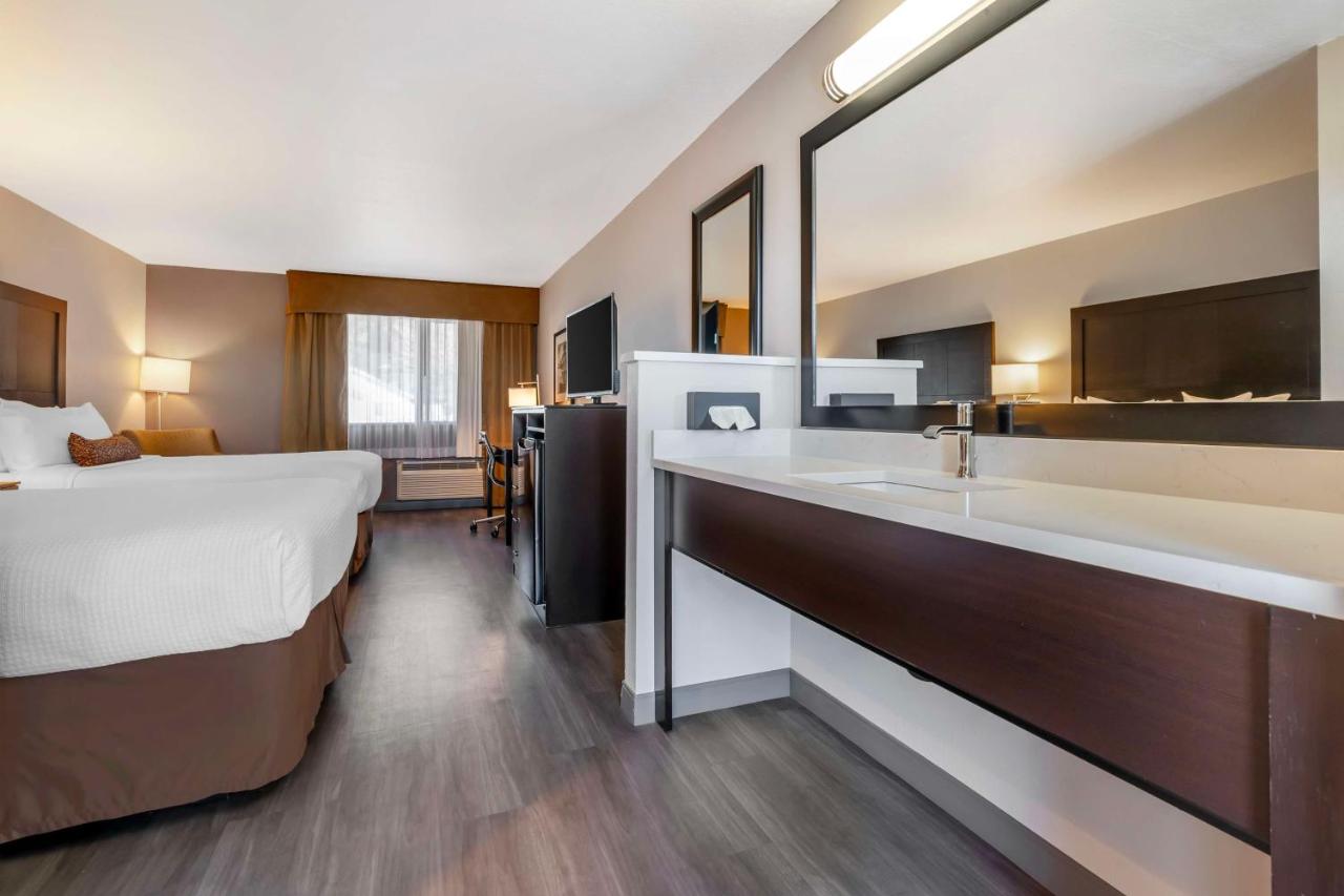 Queen Room with Two Queen Beds - Non-Smoking at Best Western Inn Of Vancouver
