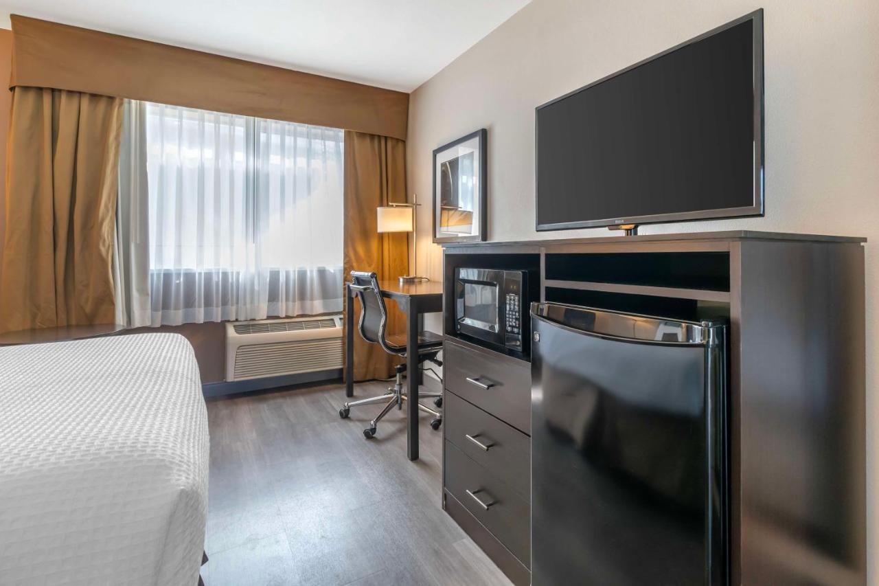 Queen Room - Mobility Accessible/Non-Smoking at Best Western Inn Of Vancouver