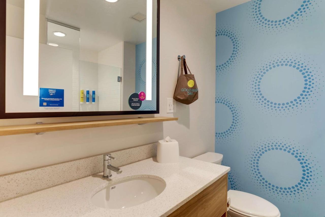 Queen Room with Walk In Shower at Tru By Hilton Smithfield I-95