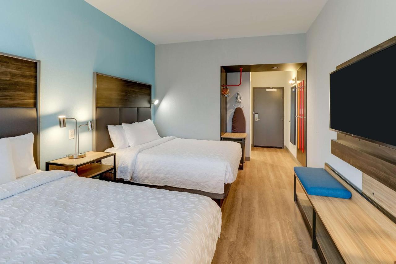 Queen Room with Walk In Shower at Tru By Hilton Smithfield I-95