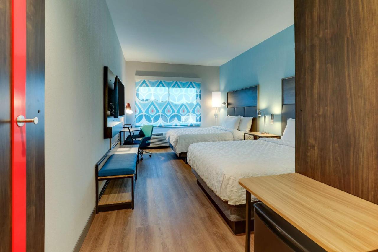 Queen Room with Walk In Shower at Tru By Hilton Smithfield I-95