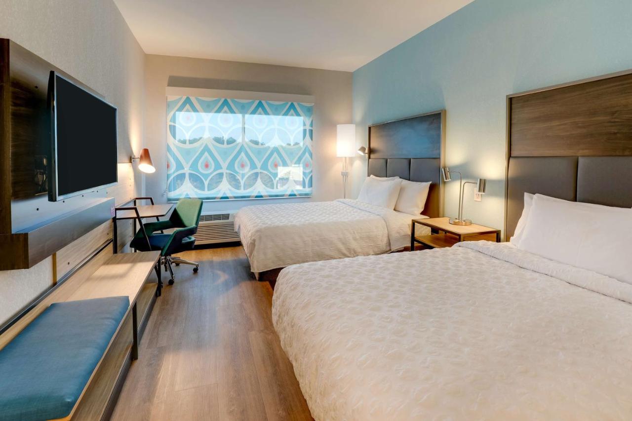 Queen Room with Walk In Shower at Tru By Hilton Smithfield I-95