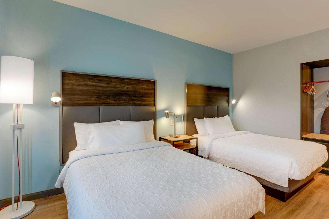 Queen Room with Walk In Shower at Tru By Hilton Smithfield I-95