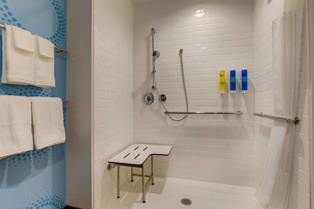 King Room with Roll-In Shower - Mobility Accessible at Tru By Hilton Smithfield I-95