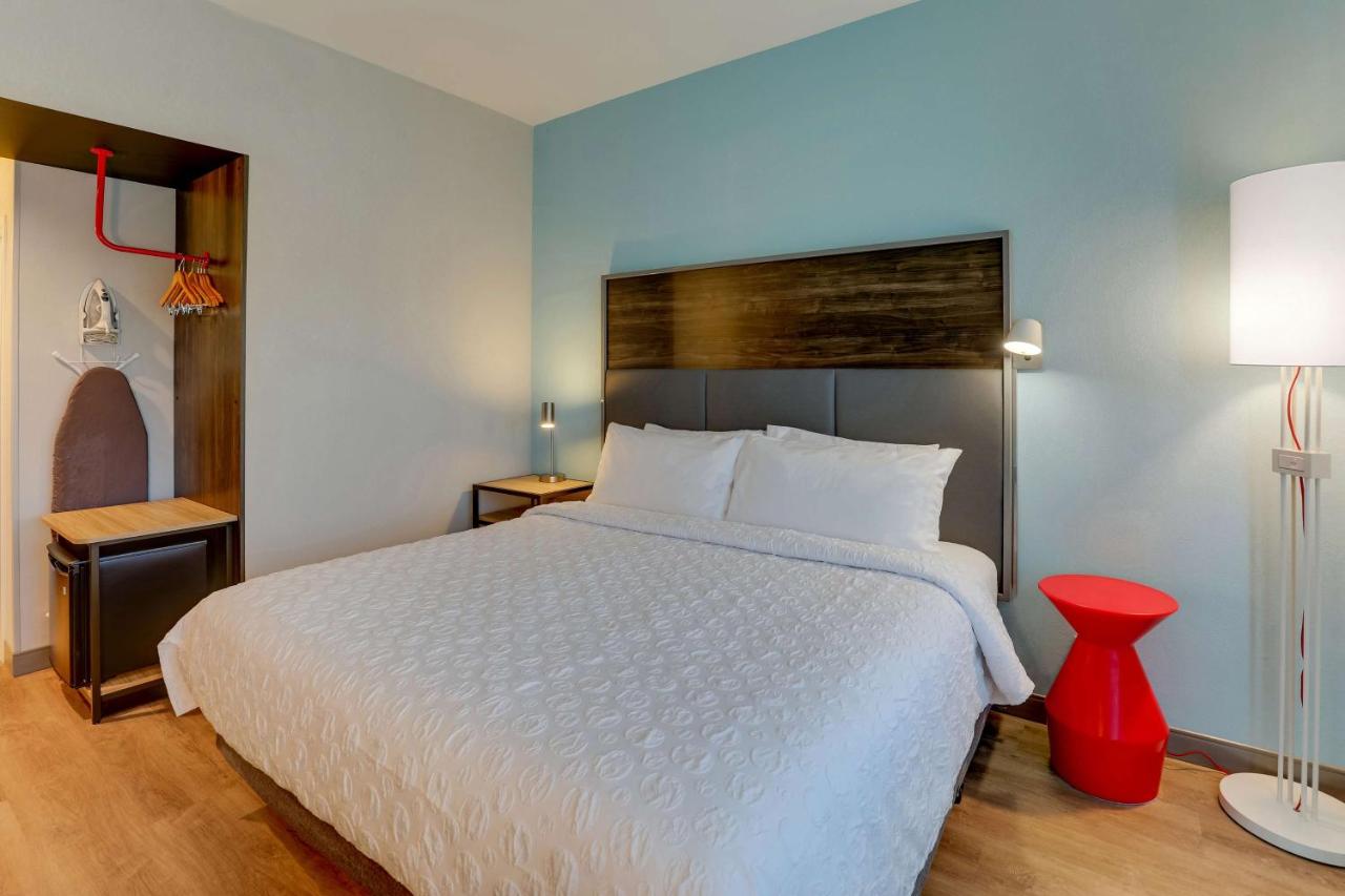 King Room with Walk In Shower at Tru By Hilton Smithfield I-95