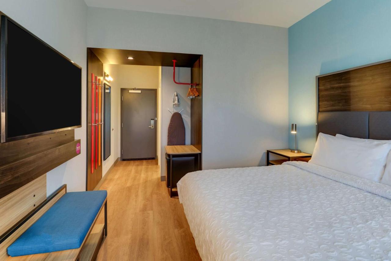 King Room with Walk In Shower at Tru By Hilton Smithfield I-95