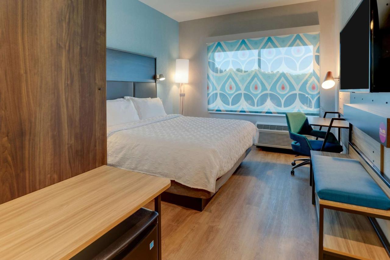 King Room with Walk In Shower at Tru By Hilton Smithfield I-95