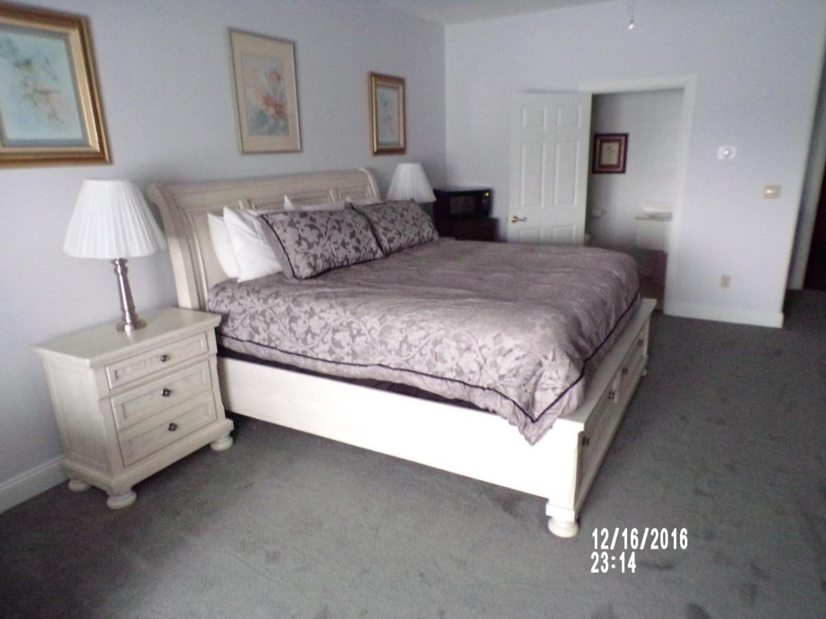 | Longhouse Manor B&B