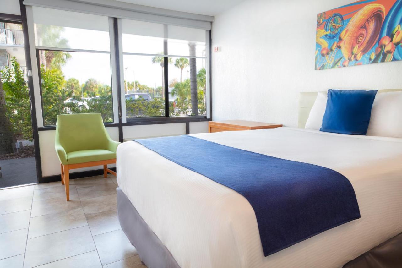 Junior Queen Suite with One Queen Bed at Park Royal Orlando managed by Accor