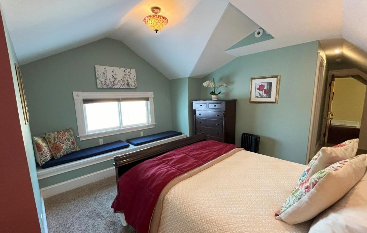 | Saltair Inn Waterfront B&B