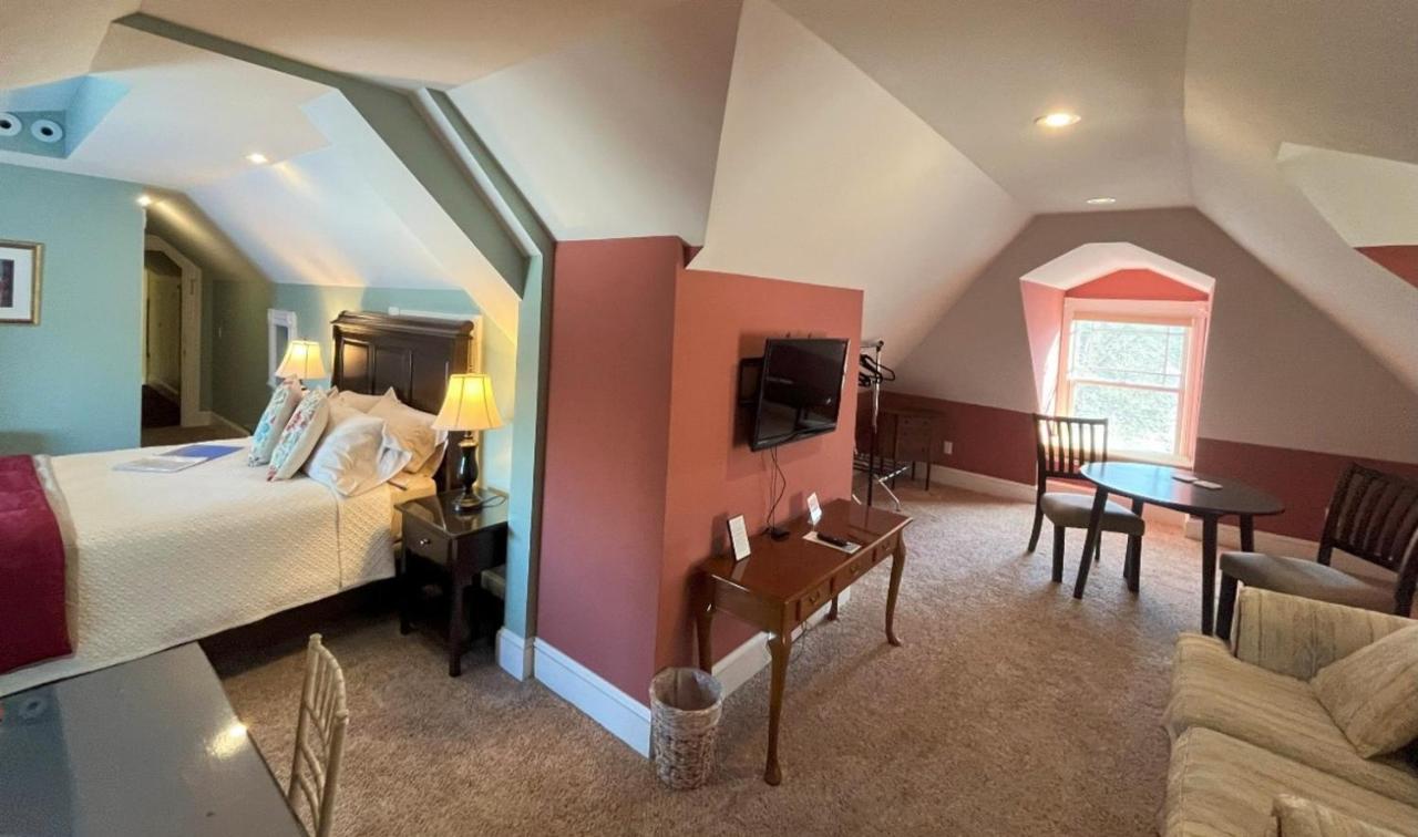 | Saltair Inn Waterfront B&B