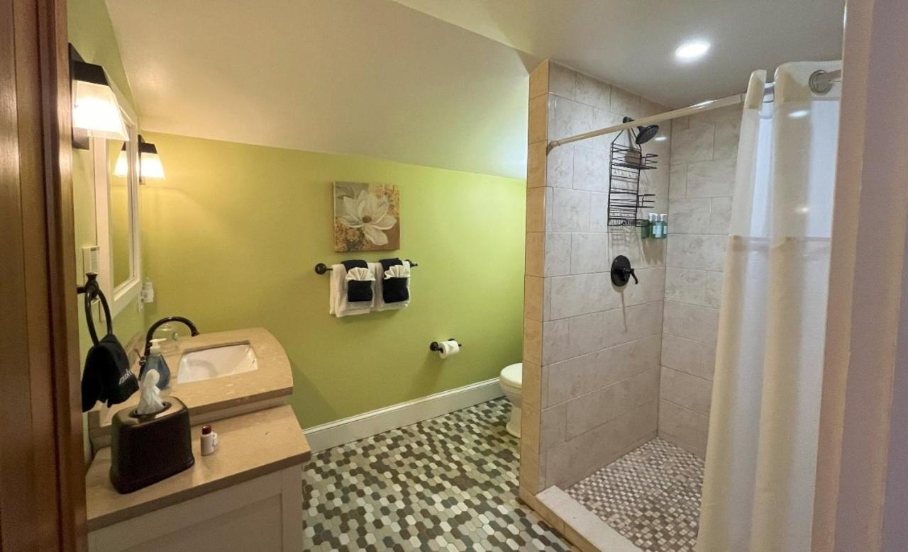 | Saltair Inn Waterfront B&B