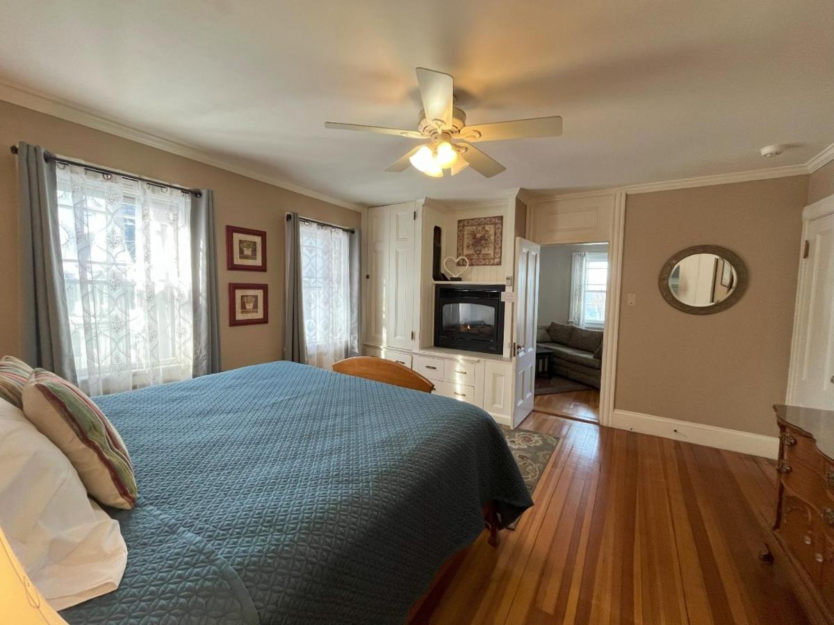 | Saltair Inn Waterfront B&B