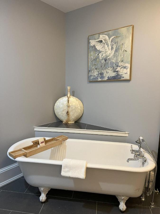 | Saltair Inn Waterfront B&B