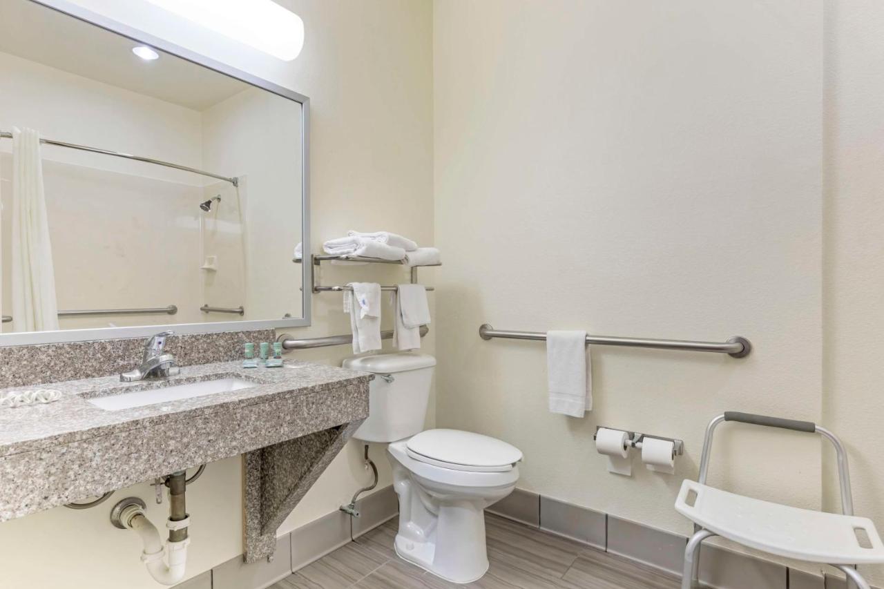 Queen Suite - Disability Access/Bath Tub at Best Western Fort Worth Inn & Suites