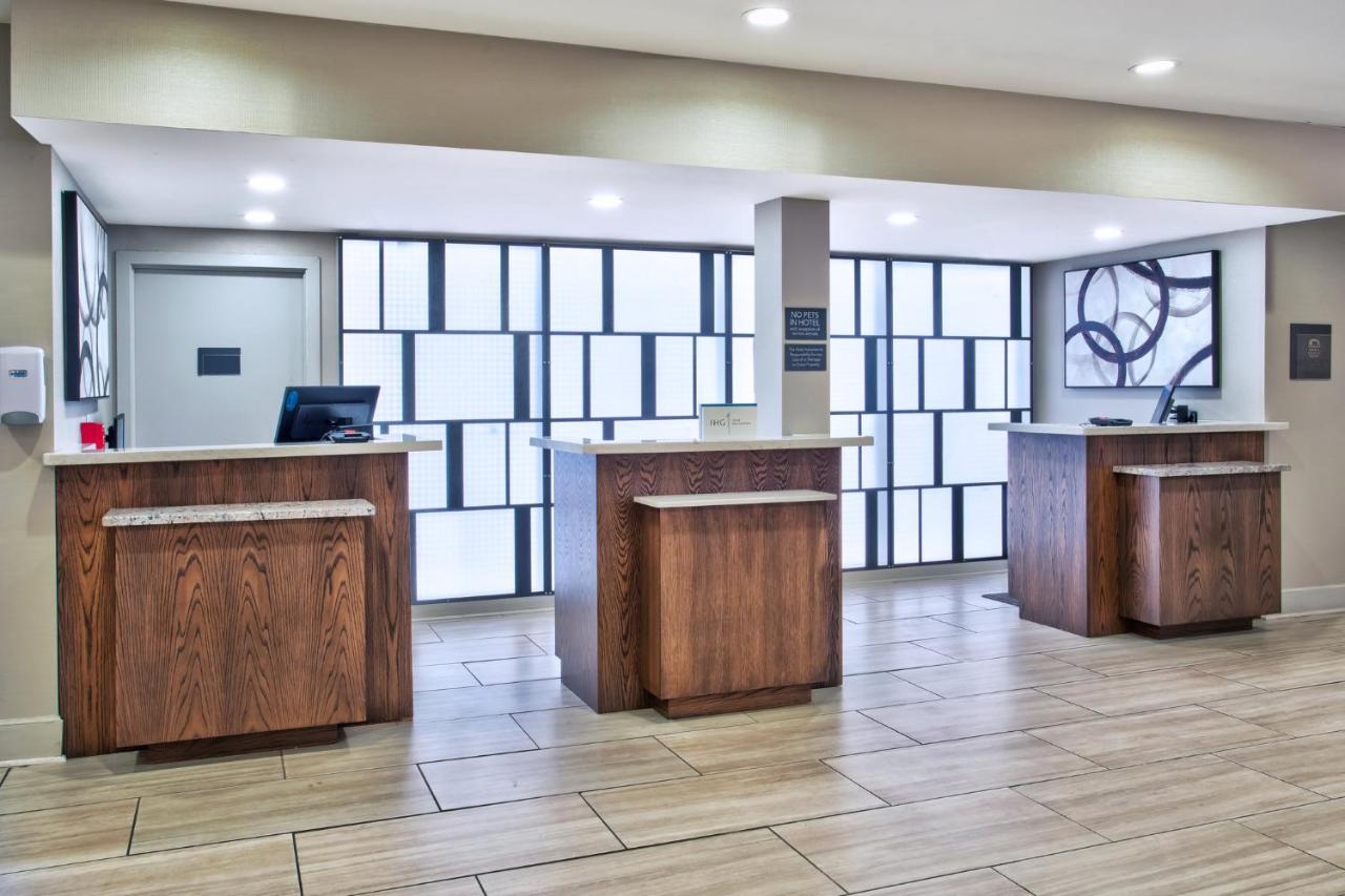 Crowne Plaza Chicago-Northbrook, an IHG Hotel