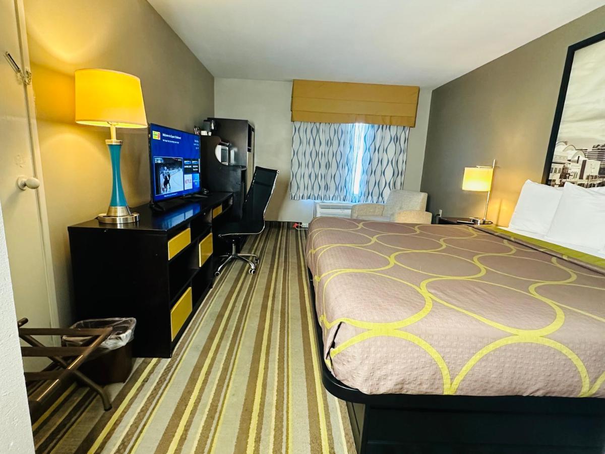 King Room - Non-Smoking at Delavan Inn and Suites