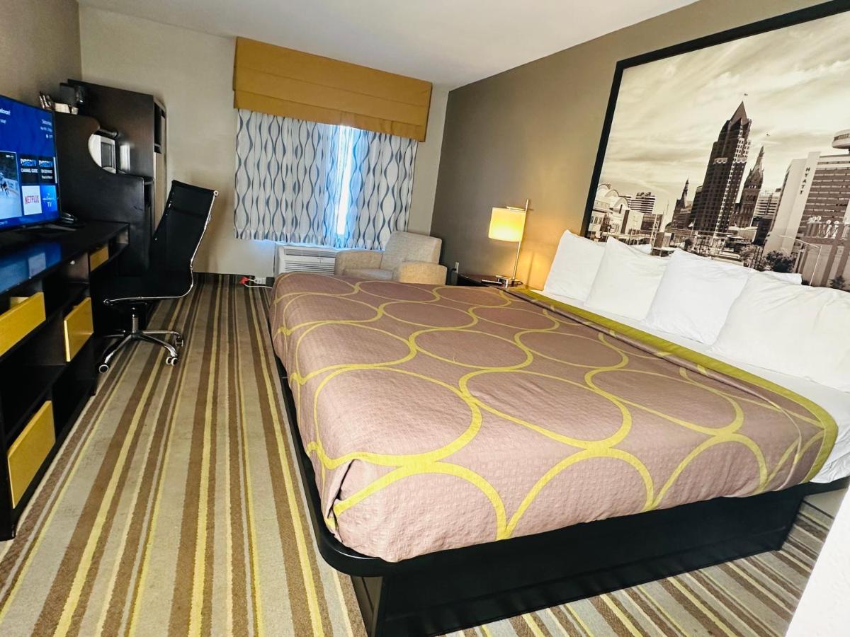King Room - Non-Smoking at Delavan Inn and Suites