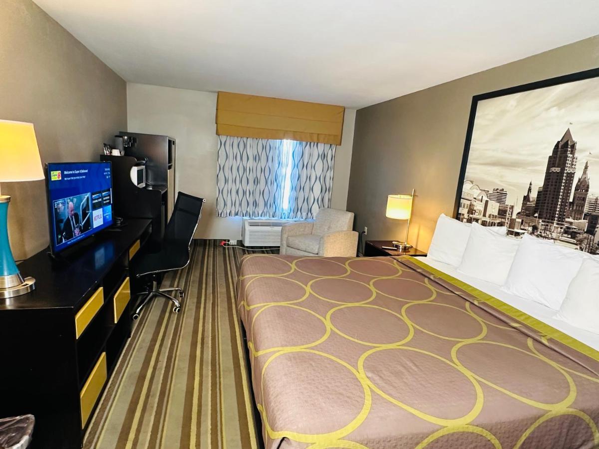 King Room - Non-Smoking at Delavan Inn and Suites