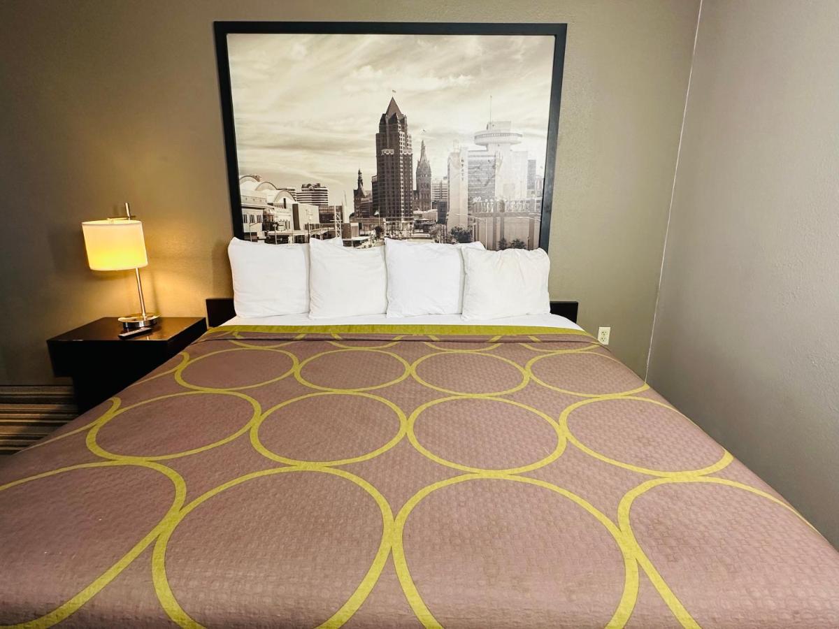 King Room - Non-Smoking at Delavan Inn and Suites