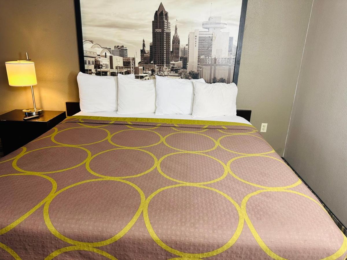 King Room - Non-Smoking at Delavan Inn and Suites