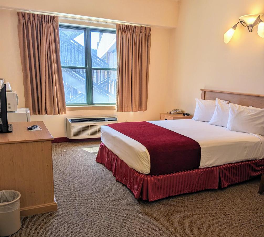 Queen Room - Mobility Access/Non-Smoking at Travelodge Inn & Suites by Wyndham Deadwood