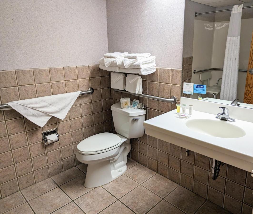 Deluxe Queen Room - Mobility Access/Non-Smoking at Travelodge Inn & Suites by Wyndham Deadwood