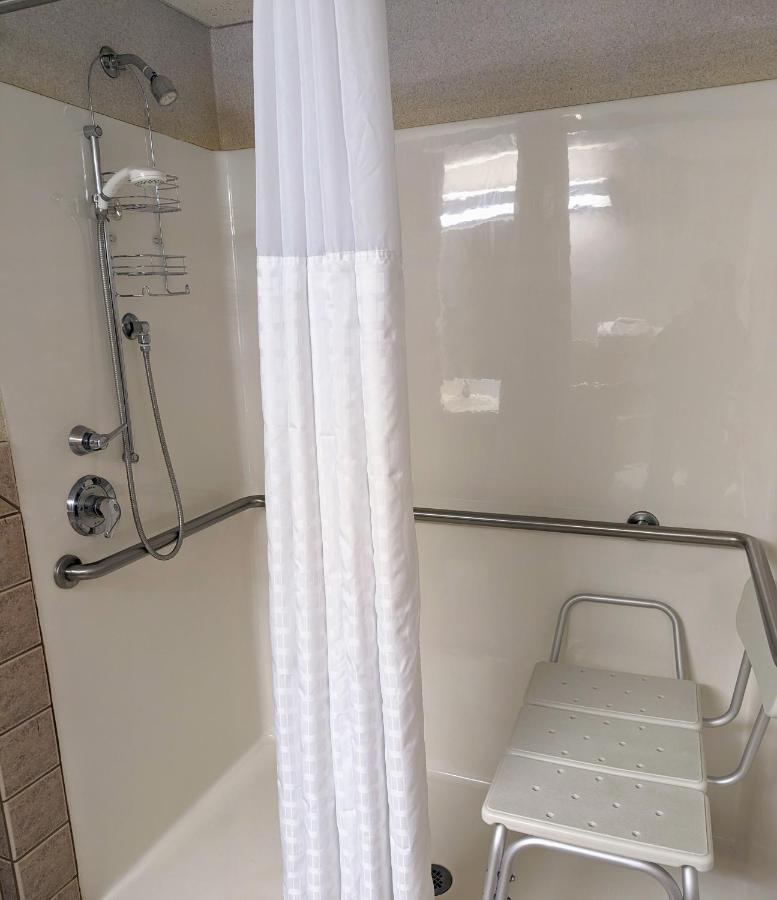 Deluxe Queen Room - Mobility Access/Non-Smoking at Travelodge Inn & Suites by Wyndham Deadwood