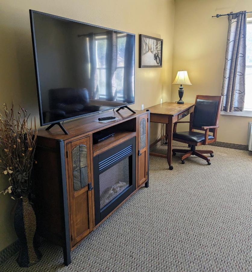 King Suite - Non-Smoking at Travelodge Inn & Suites by Wyndham Deadwood