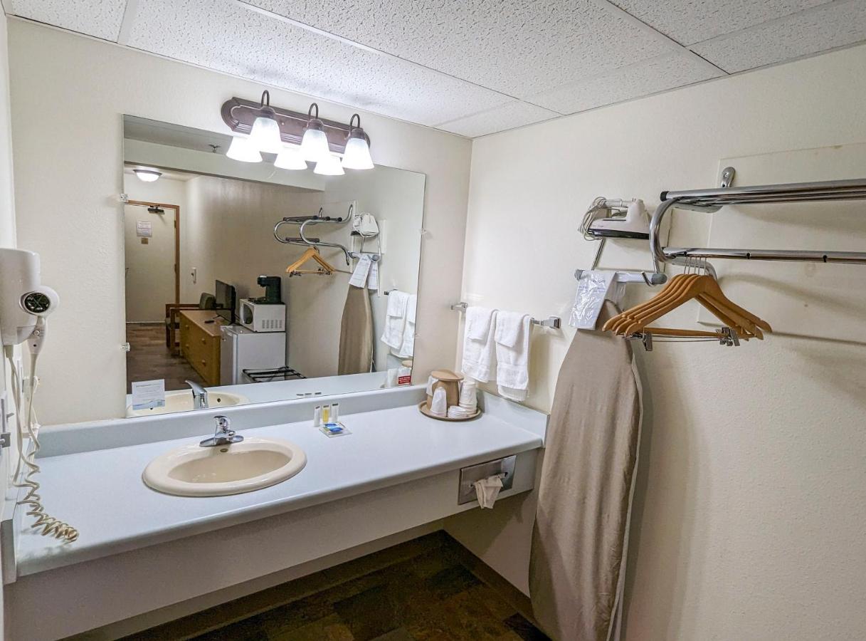 Deluxe King Room - Non-Smoking at Travelodge Inn & Suites by Wyndham Deadwood