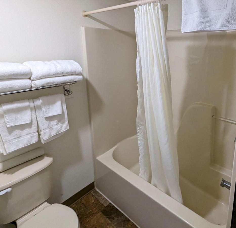 Deluxe King Room - Non-Smoking at Travelodge Inn & Suites by Wyndham Deadwood