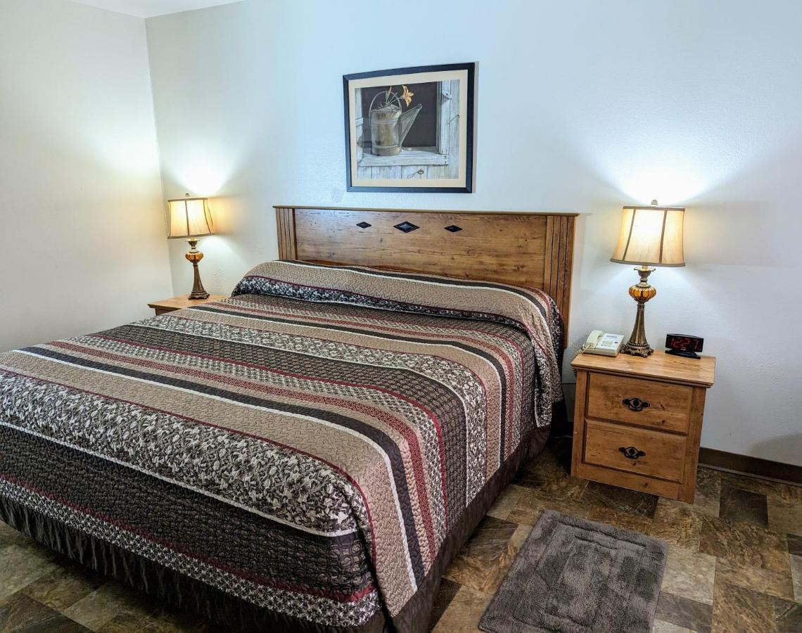 Deluxe King Room - Non-Smoking at Travelodge Inn & Suites by Wyndham Deadwood