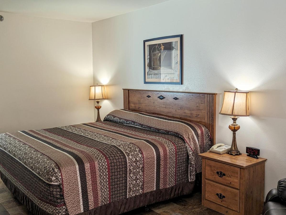 Deluxe King Room - Non-Smoking at Travelodge Inn & Suites by Wyndham Deadwood