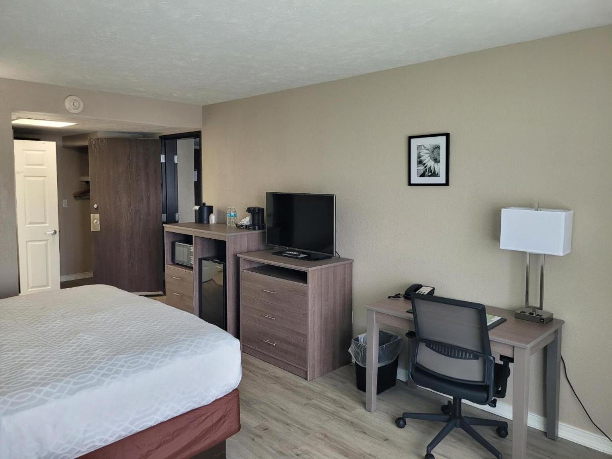 Standard King Room at Evergreen Resort