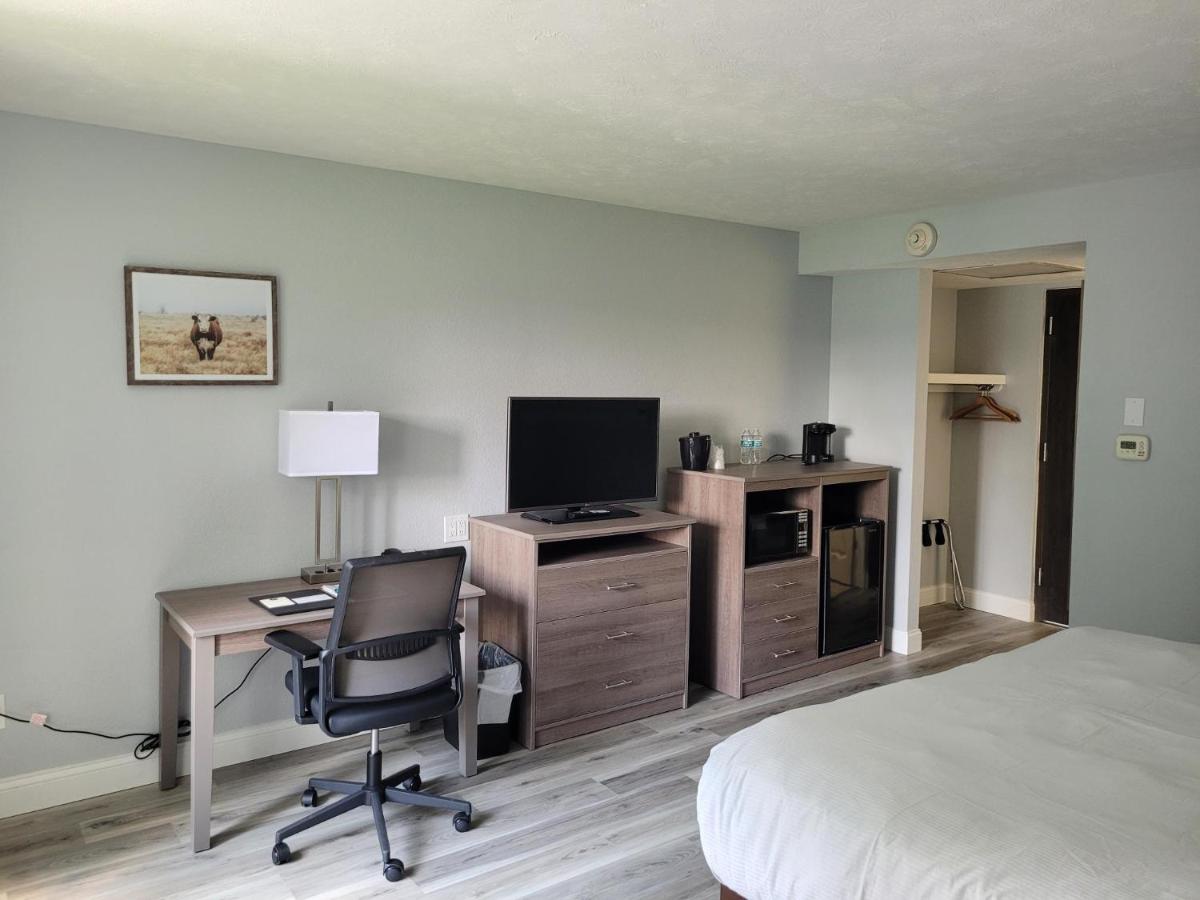 Standard King Room at Evergreen Resort