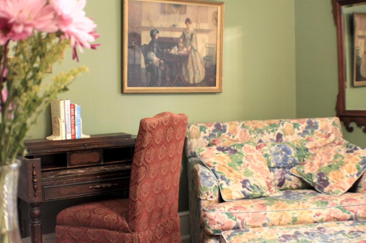 | Carisbrooke Inn Bed & Breakfast