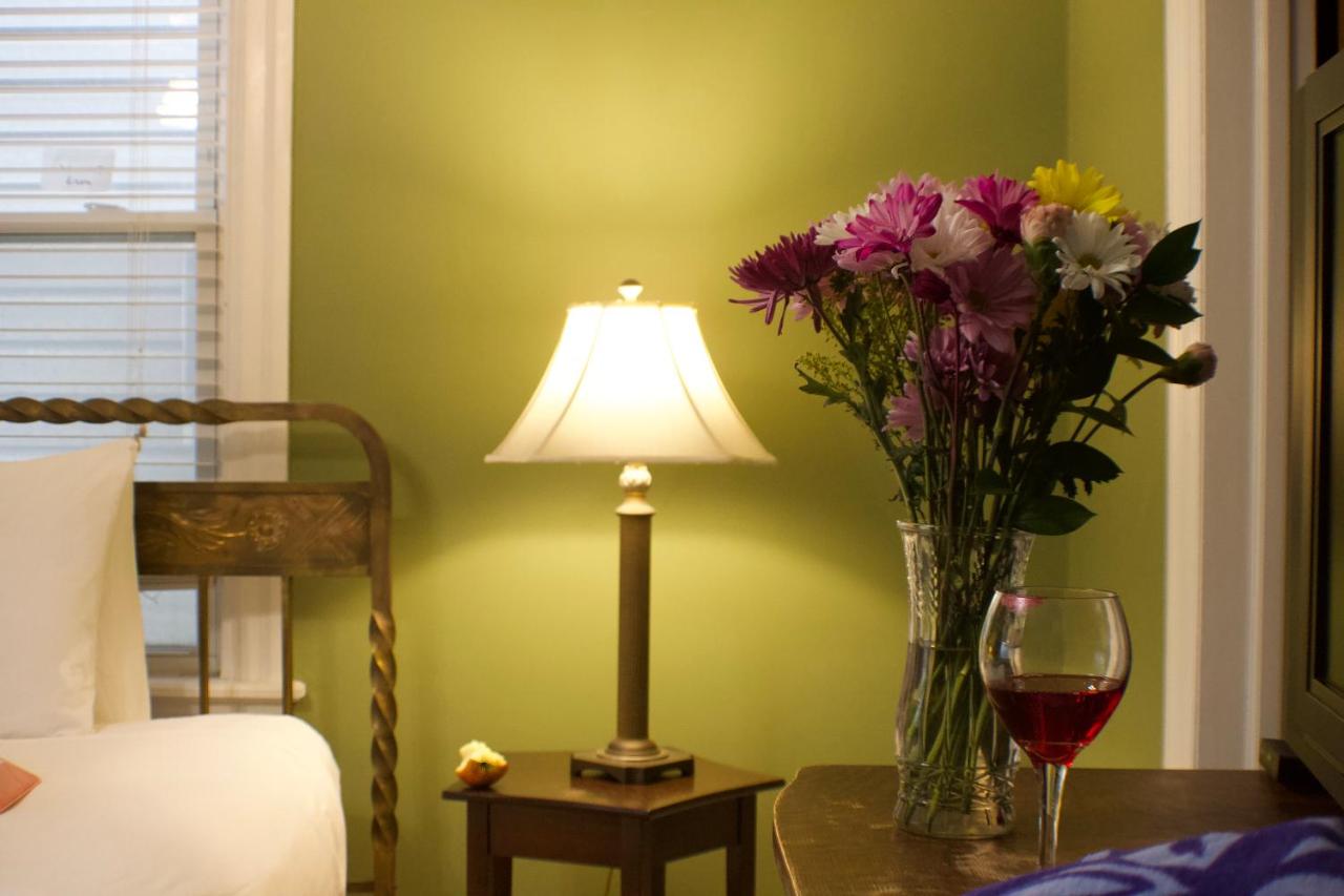 | Carisbrooke Inn Bed & Breakfast